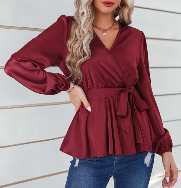 Kemeja kerja dengan potongan peplum di bagian pinggang